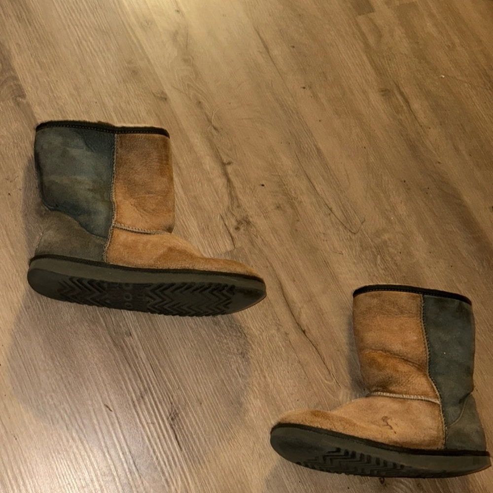 Ugg size 8 W two tone color Ugg brown forest green